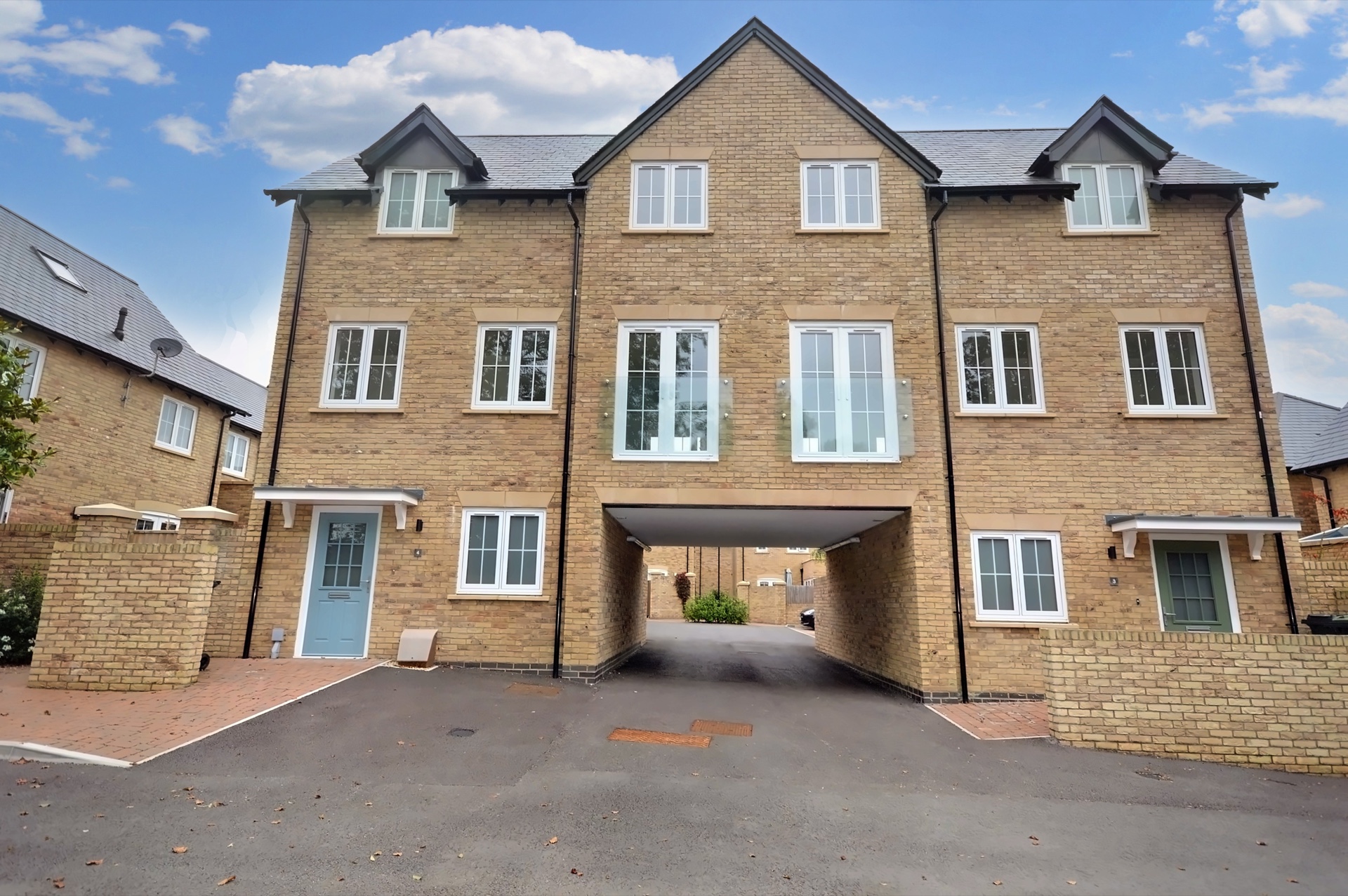4 Canon Woods Close